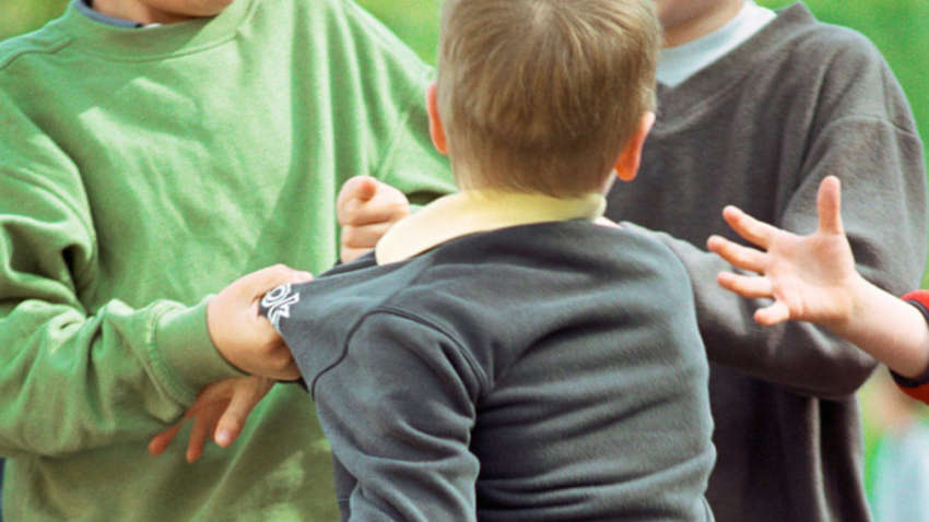 Знаменитости, над которыми издевались в школе Знаменитости, над которыми издевались в школе