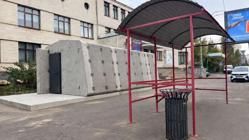 На пятом году войны в Киеве установили первое мобильное укрытие на остановке