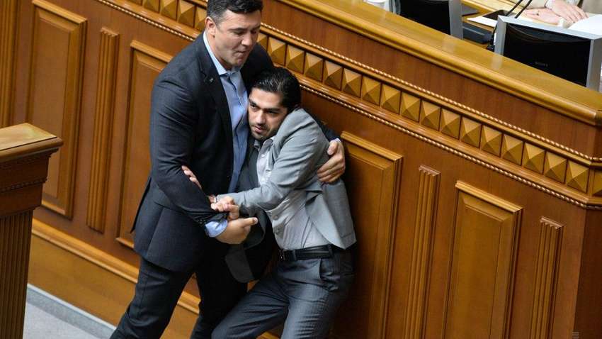 "Ніхто не має права ображати президента" - Микола Тищенко про штовханину у Верховній Раді