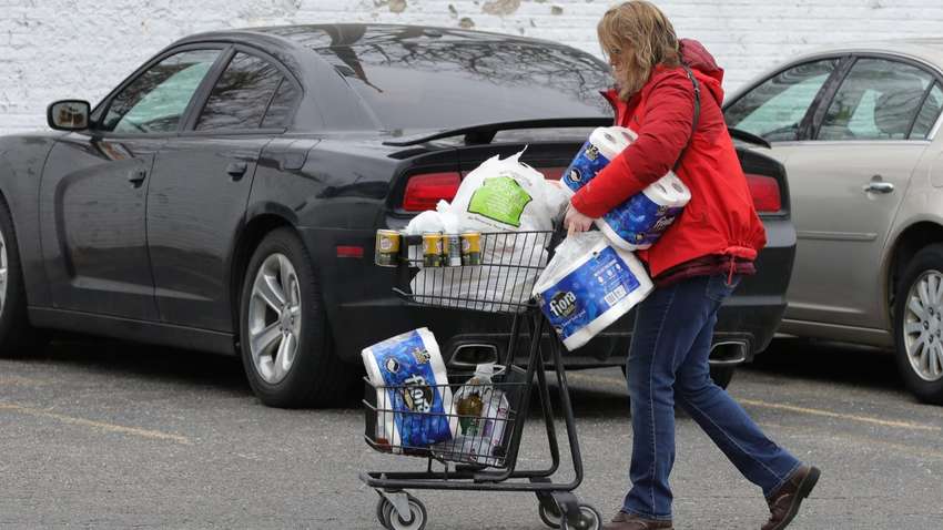 Ценная бумага: ученые объяснили, почему люди в мире скупают туалетную бумагу