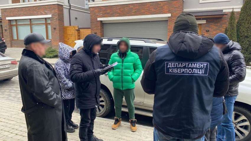 Хакерами, які блокували роботу міжнародних компаній, виявилась родина з столиці: що відомо Хакерами, які блокували роботу міжнародних компаній, виявилась родина з столиці: що відомо