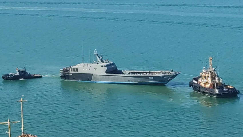 В Росії військовий прийшов на парад з Путіним з бретелькою від бюстгальтера на голові (ФОТО)