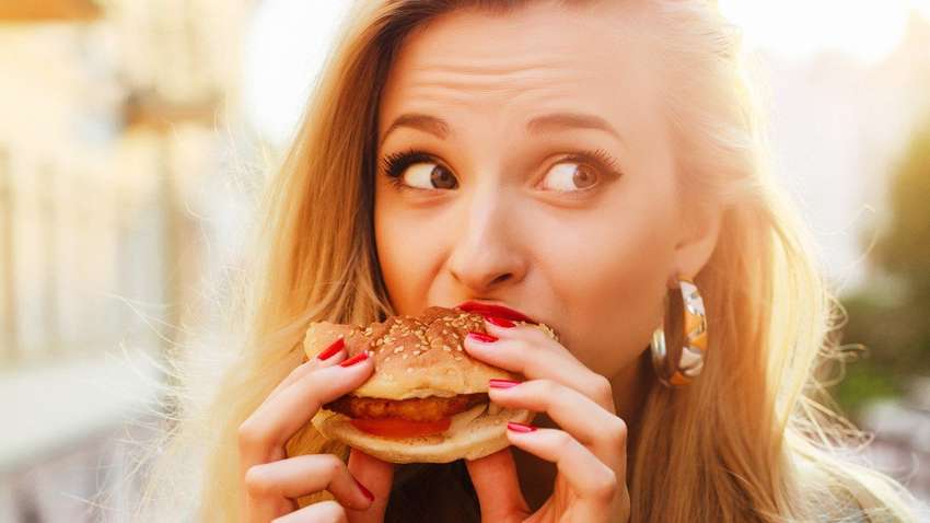 Названы привычки в еде, которые мешают похудеть
