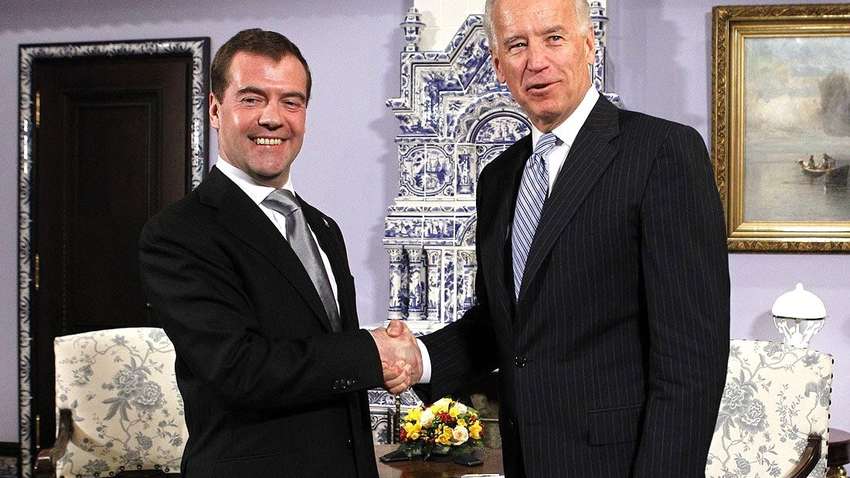 Медведев плюнул в спину Байдену и заявил, что тот одержим Украиной: при чем тут Обама