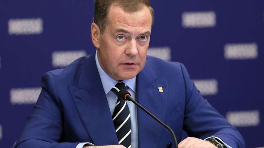 Медведєв погрожує НАТО через згоду Заходу на знищення всього російського у Криму