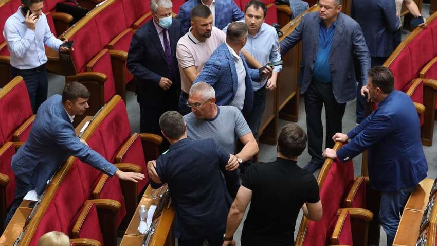 У Раді знову побилися депутати: кого вдарили цього разу (ФОТО)