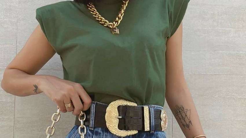 Акцент на плечі: яку майку вибирають модниці цього літа