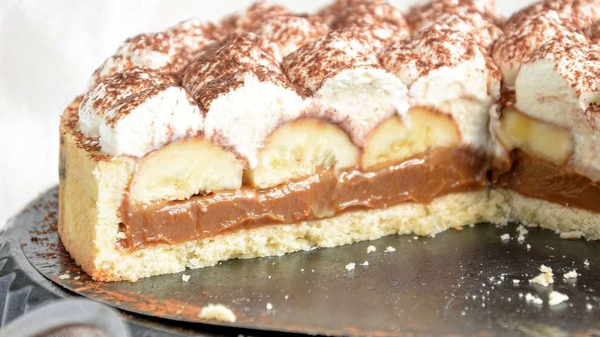 С бананами и сгущенкой: рецепт вкусного пирога без выпечки С бананами и сгущенкой: рецепт вкусного пирога без выпечки