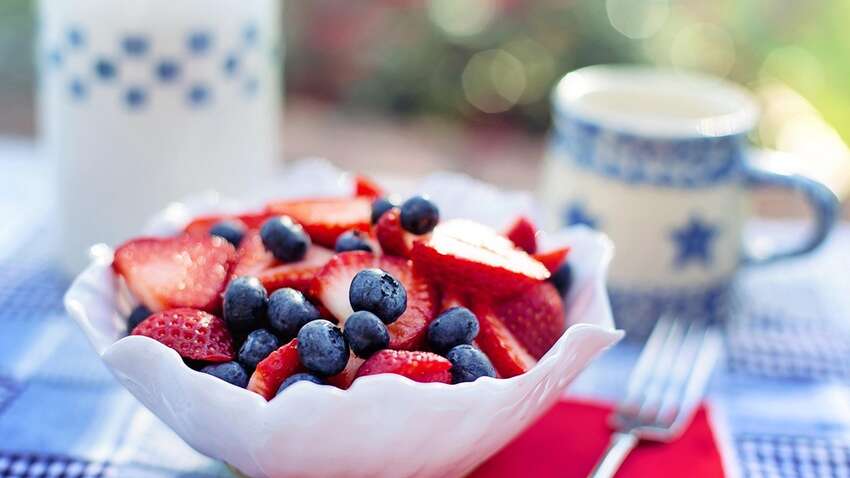 Ці фрукти та ягоди обов'язково вживати влітку: як впливають на організм 