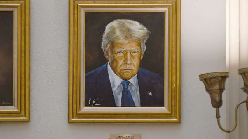 У Капітолії Колорадо повісили новий портрет Трампа: колір обличчя співпадає з рамкою