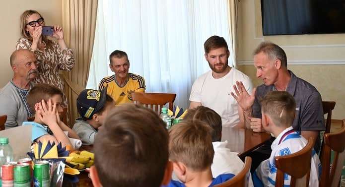 Легенда мирового хоккея встретился с украинской детской командой (ФОТО) Легенда мирового хоккея встретился с украинской детской командой (ФОТО)