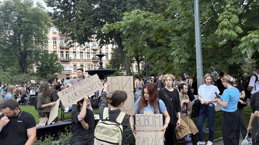 У Києві сотні людей вийшли на протест проти законопроєкту щодо НАБУ та САП (ВІДЕО)