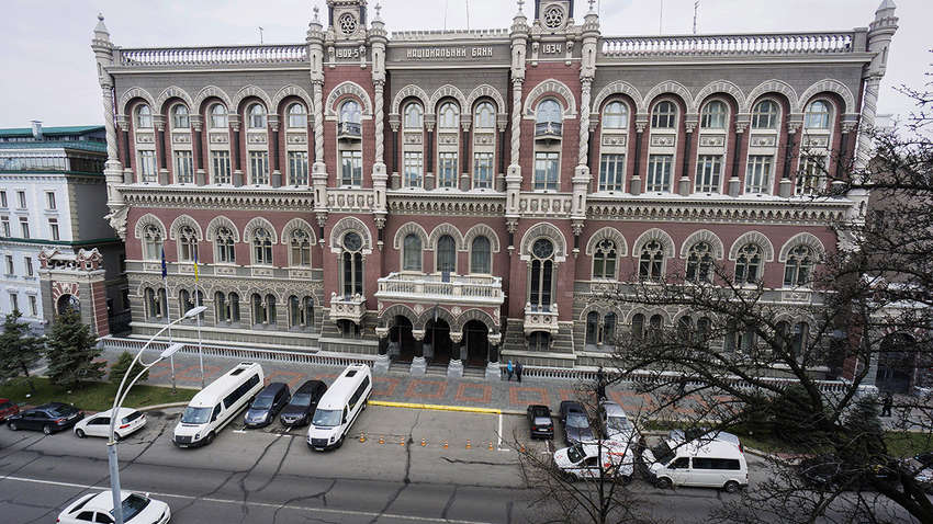 Українців закликали менше користуватися готівкою і обмежити відвідування банків