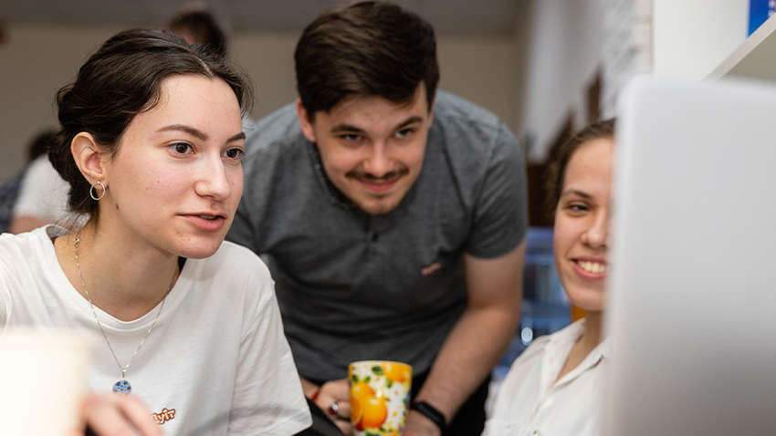 Почти половина населения мира надеется на лучший 2024 год: опрос