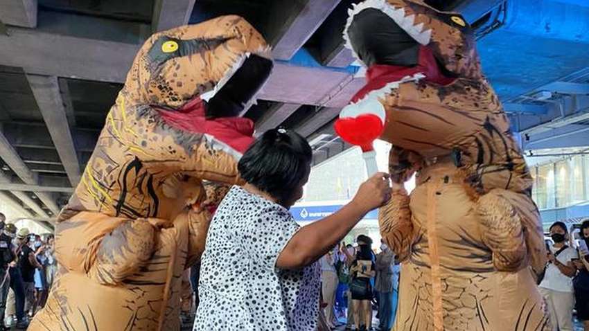 Тысячи детей протестуют против образовательных реформ в Таиланде (фото)