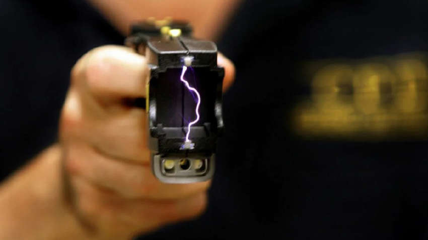 Головний коп України випробував дію електрошокеру на собі: відео експерименту