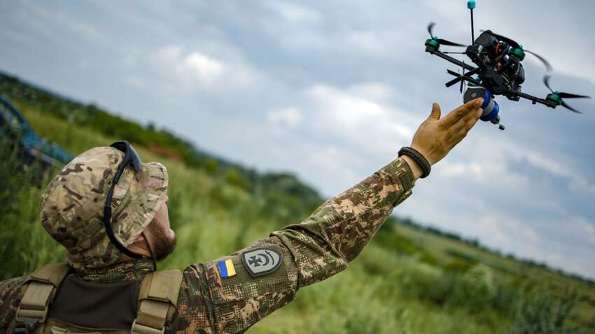 Міноборони планує закупити 4,5 мільйона FPV-дронів у 2025 році Міноборони планує закупити 4,5 мільйона FPV-дронів у 2025 році