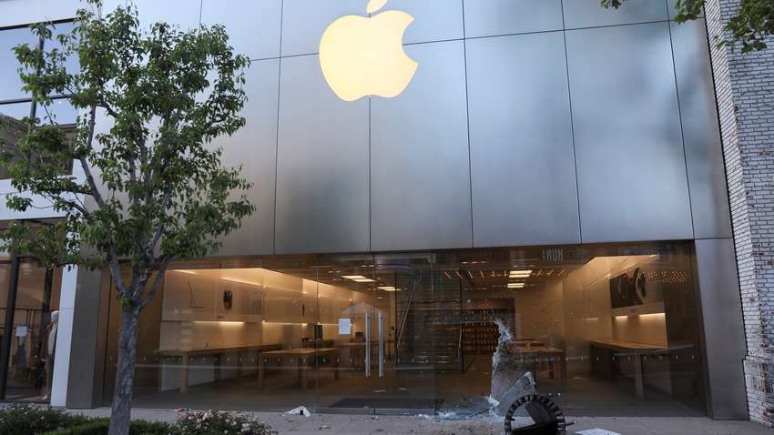 Apple вынуждена закрыть свои магазины из-за гражданских волнений