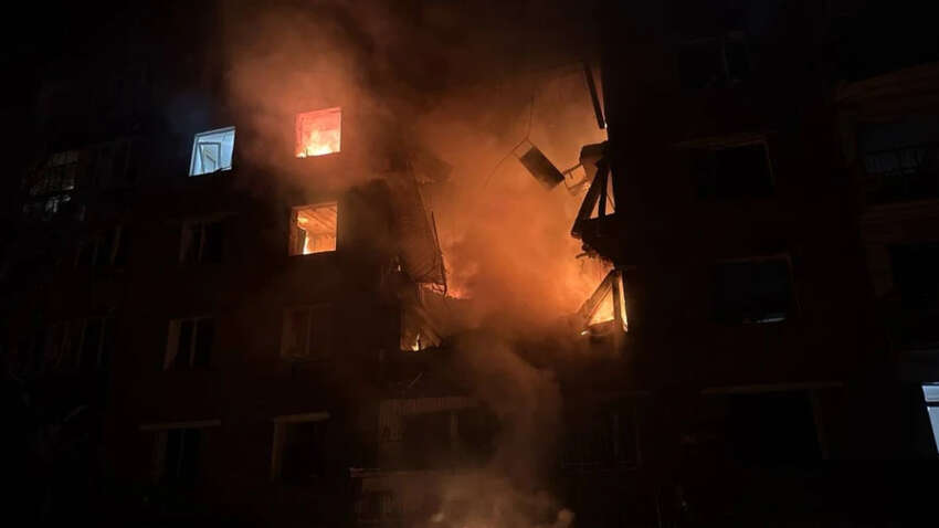 Зруйновано багатоповерхівку, під завалами можуть перебувати люди: росіяни влаштували новий терор Зруйновано багатоповерхівку, під завалами можуть перебувати люди: росіяни влаштували новий терор