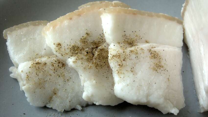 “Викидати не поспішайте”: як перетворити жорстке сало на делікатес – господині знають один секрет