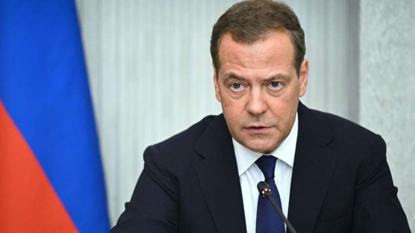 Медведєв пригрозив новими атаками по місцях, де росіян не чекають