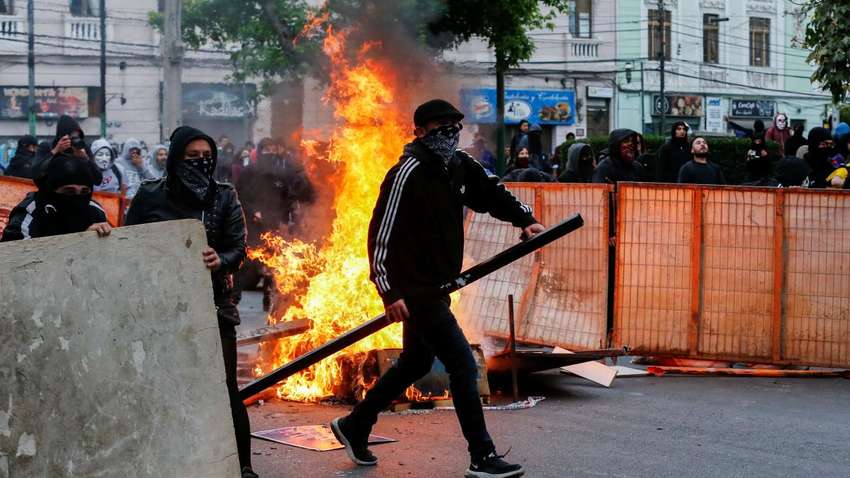В Чили разгорелись массовые протесты из-за подорожания проезда в метро: трое погибших, сотни раненых 