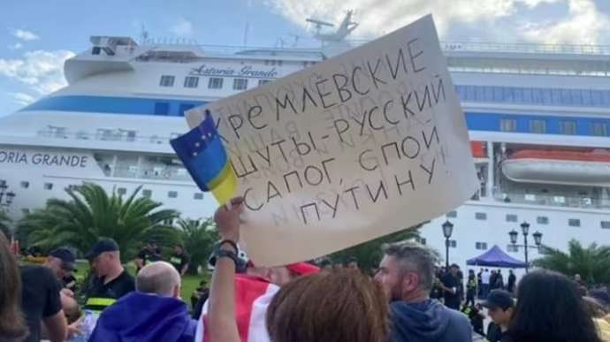 В Грузию прибыл круизный лайнер со сторонниками Путина на борту: как встретили грузины