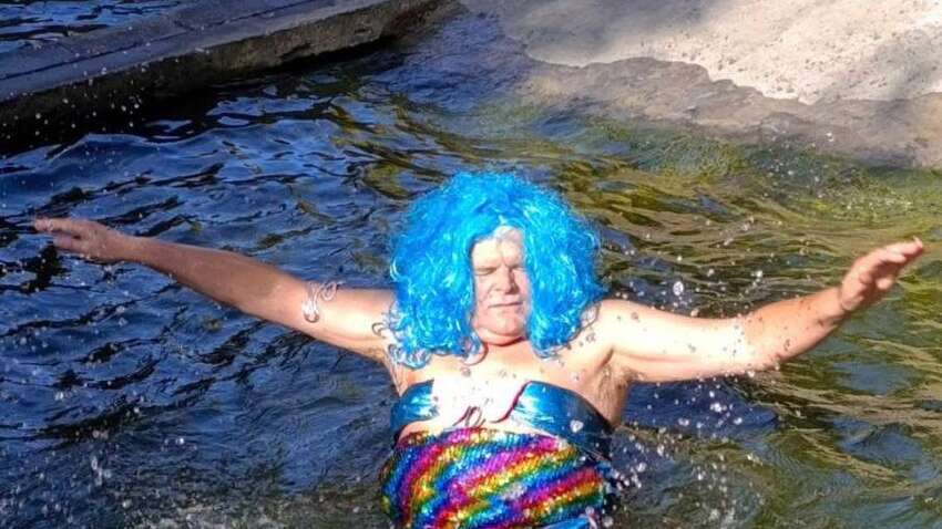 Директор зоопарка Одессы снялся в откровенном наряде русалочки (ФОТО)