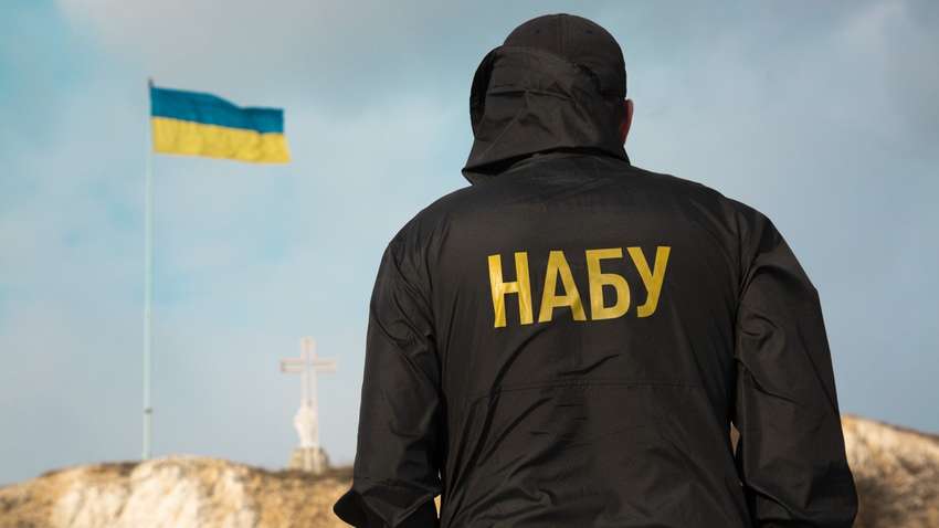 «Не читає документи, а слухає покидьків»: Зеленському дорікнули за звільнення директора НАБУ