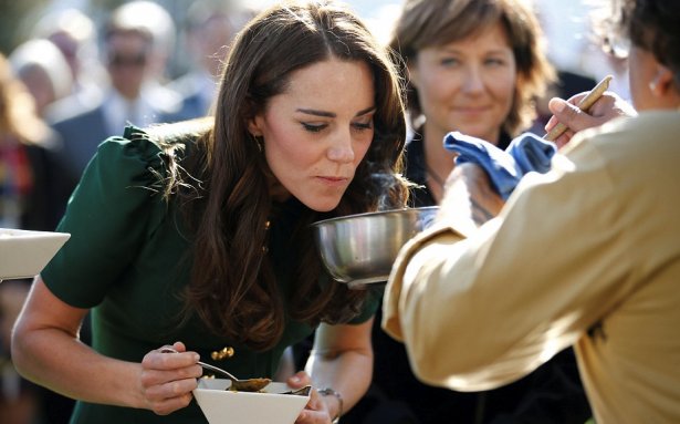 Стало известно, сколько королевская семья тратит на еду