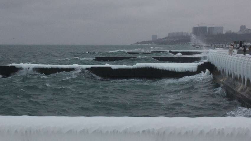 Такого українці не бачили роками: в Одесі почало замерзати море (ФОТО)