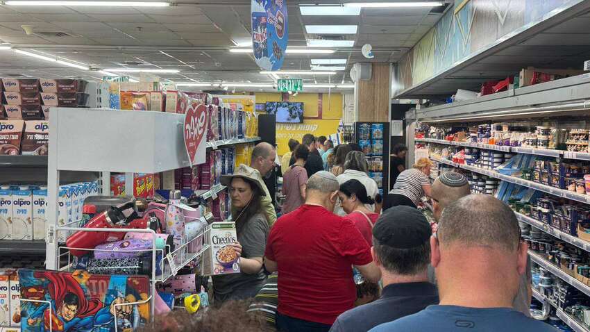 В супермаркетах Израиля опустошают полки на фоне военной операции с Ираном В супермаркетах Израиля опустошают полки на фоне военной операции с Ираном