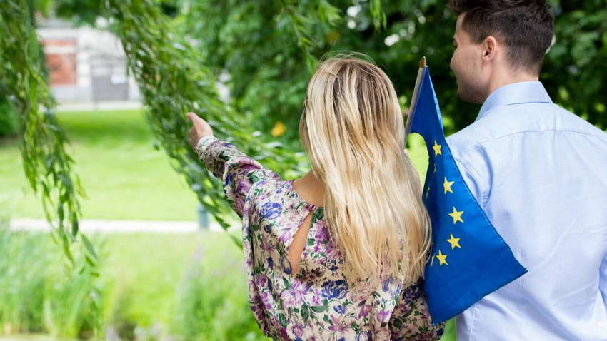 У якому віці люди покидають рідну домівку: порівняння України та світу