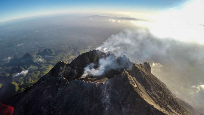 В Индонезии извергается вулкан: появилось захватывающее видео