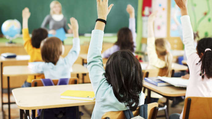 150 тисяч дітей отримають грошову допомогу до навчального року - Зеленський