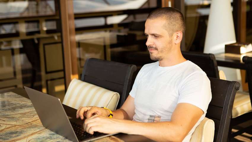 Дизайнер с кошкой: определен портрет украинского фрилансера