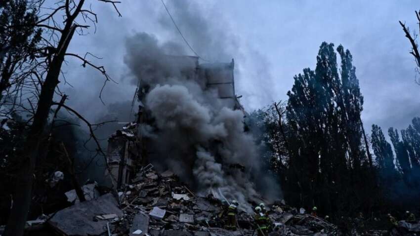 Разрушен подъезд многоэтажки, десятки пострадавших: что известно об атаке РФ на Киев Разрушен подъезд многоэтажки, десятки пострадавших: что известно об атаке РФ на Киев