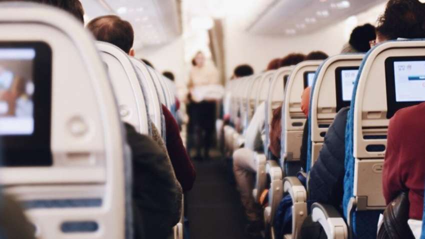 Дебош в самолете: пьяный пассажир оставил бортпроводника без штанов