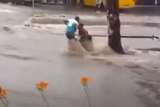 В оккупированном Донецке после дождя людей смывало водой В оккупированном Донецке после дождя людей смывало водой