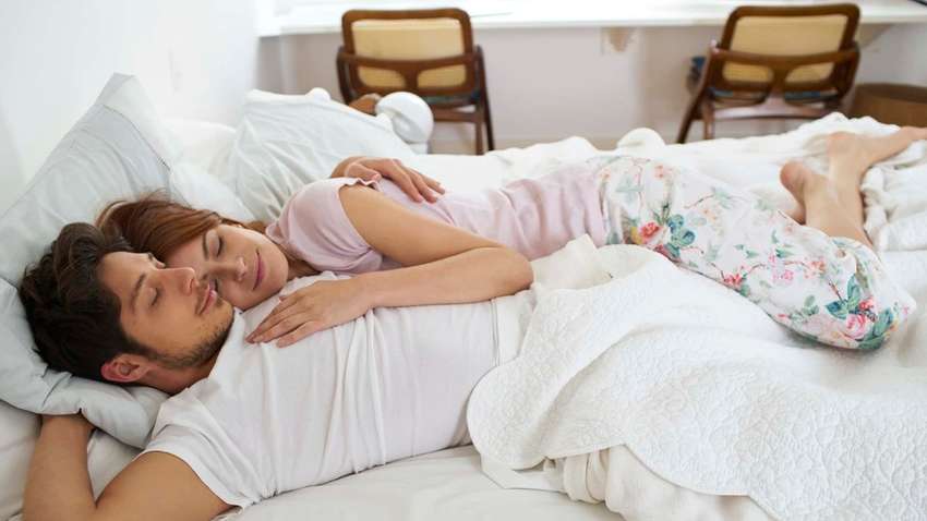 Ученые объяснили, чем полезен сон в одной постели