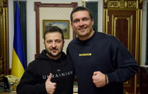 Усик подарил Зеленскому пояс чемпиона (ВИДЕО)