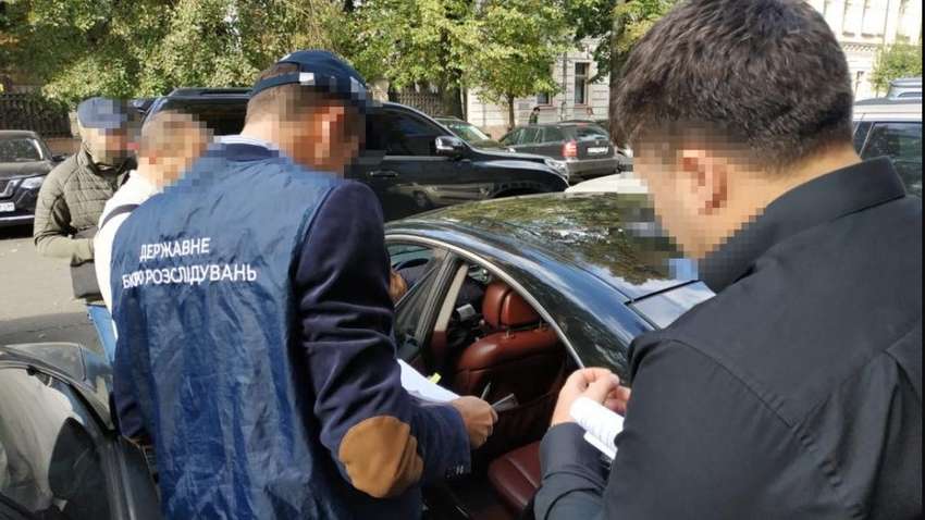 Вісімнадцять тисяч доларів за працевлаштування помічником Народного депутата: в Києві затримали шахраїв 