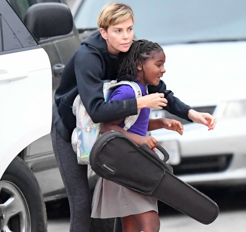 Шарлиз Терон отвела сына-трансгендера в юбке на урок музыки