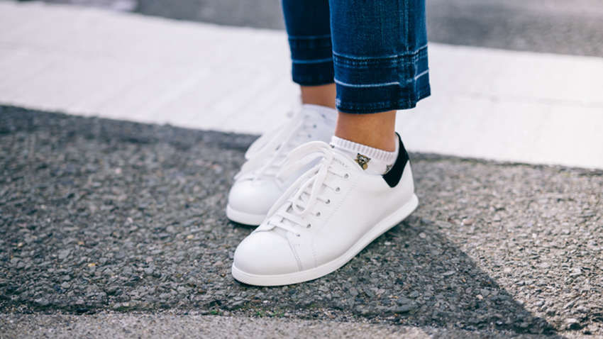 Жінка показала дешевий спосіб очистити біле взуття (Фото) Жінка показала дешевий спосіб очистити біле взуття (Фото)