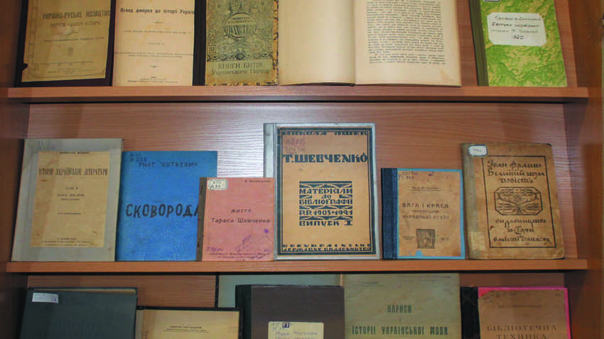 У Мелітополі окупанти знищують та вилучають з бібліотек українські книжки  