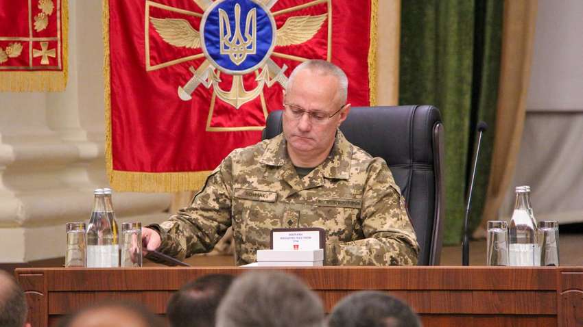 От Зеленского начали публично требовать отставки главнокомандующего Хомчака – Арестович