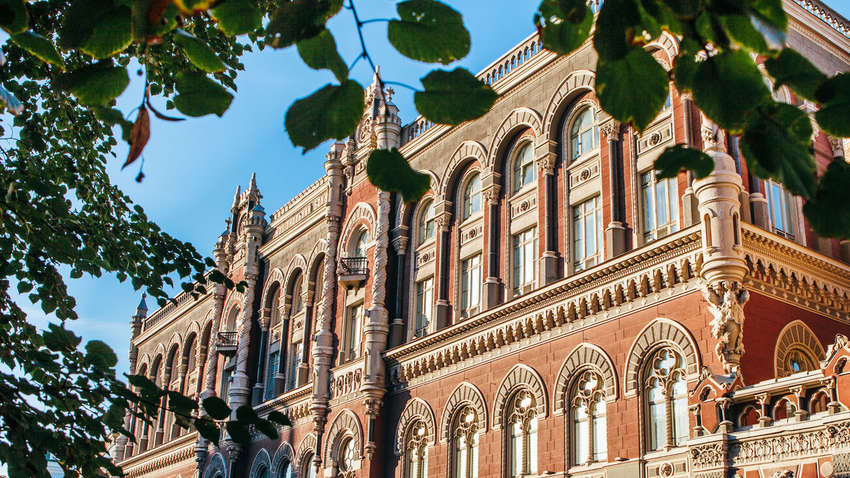 В Украине впервые вводят в обращение цветную монету (ФОТО) В Украине впервые вводят в обращение цветную монету (ФОТО)