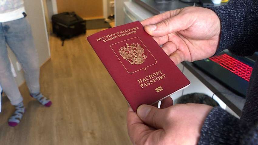 Угорщина пом'якшила візовий режим для росіян та білорусів: з'явилася реакція Німеччини Угорщина пом'якшила візовий режим для росіян та білорусів: з'явилася реакція Німеччини