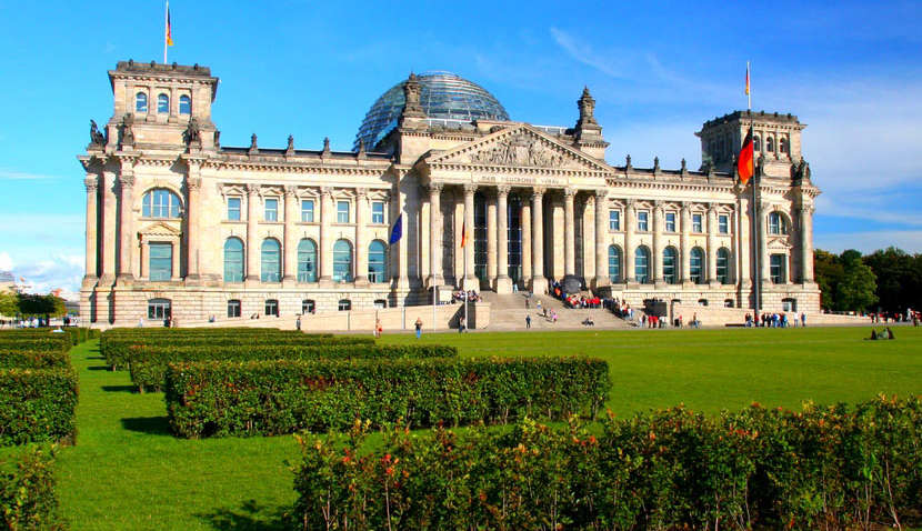 Немецкий Рейхстаг оградят от туристов 10-метровым рвом 