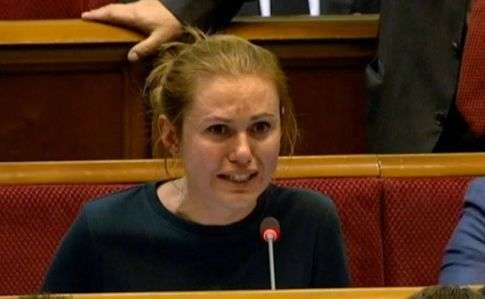 "Слуга народа" расплакалась в сессионном зале